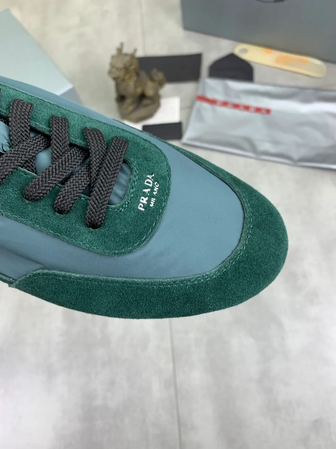 Men's shoes 💰P500💰【New style】hot style is on the official website, 🆘 Trendy brand (Prada) mainly promotes hot style, avant-garde and versatile fashion men's shoes private version mold opening, cowhide surface splicing 1:1 replica... fashionable and simple, original imported cowhide lining cowhide feet; the atmosphere and personality are more fashionable, eye-catching and pursuing class. It will subvert the old idea and be a must-have for fashion trendsetters with you! Must keep it for yourself! Tall and comfortable, large and low, high-end quality workmanship. Size: 38-44; 6️⃣colors available.